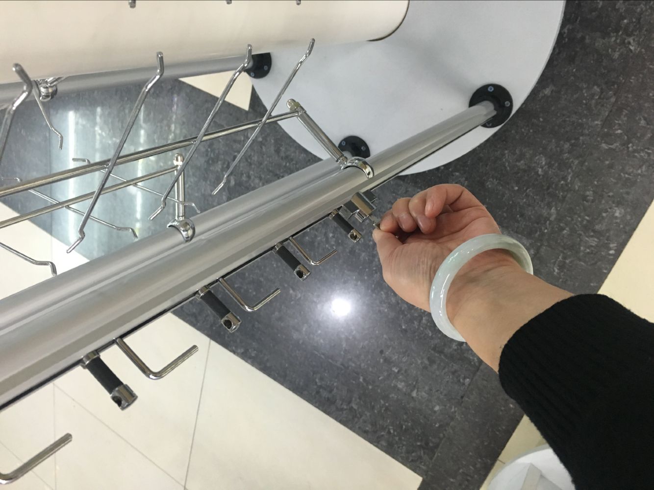 带锁展示架站立式展示架产品图