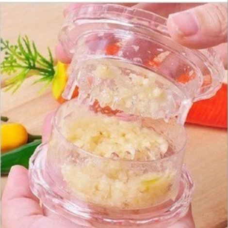 The kitchen multi-purpose garlic mincing box, garlic puree mixer, garlic stirrer and garlic press are selling well at 2-yuan stores