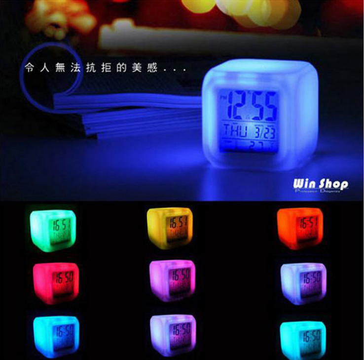 白屏七彩钟 七彩四方钟 七彩闹钟 拍拍小夜灯 变色灯心情闹钟产品图