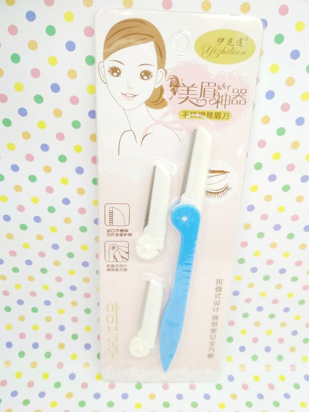The Yizhiren folding eyebrow trimmer makes it easy for ladies to shape their eyebrows. It comes with 2 replaceable blade beauty tools Application Scenario