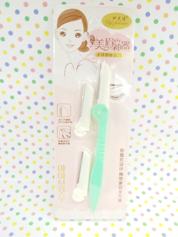 The Yizhiren folding eyebrow trimmer makes it easy for ladies to shape their eyebrows. It comes with 2 replaceable blade beauty tools