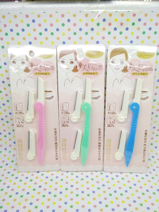 The Yizhiren folding eyebrow trimmer makes it easy for ladies to shape their eyebrows. It comes with 2 replaceable blade beauty tools details Picture