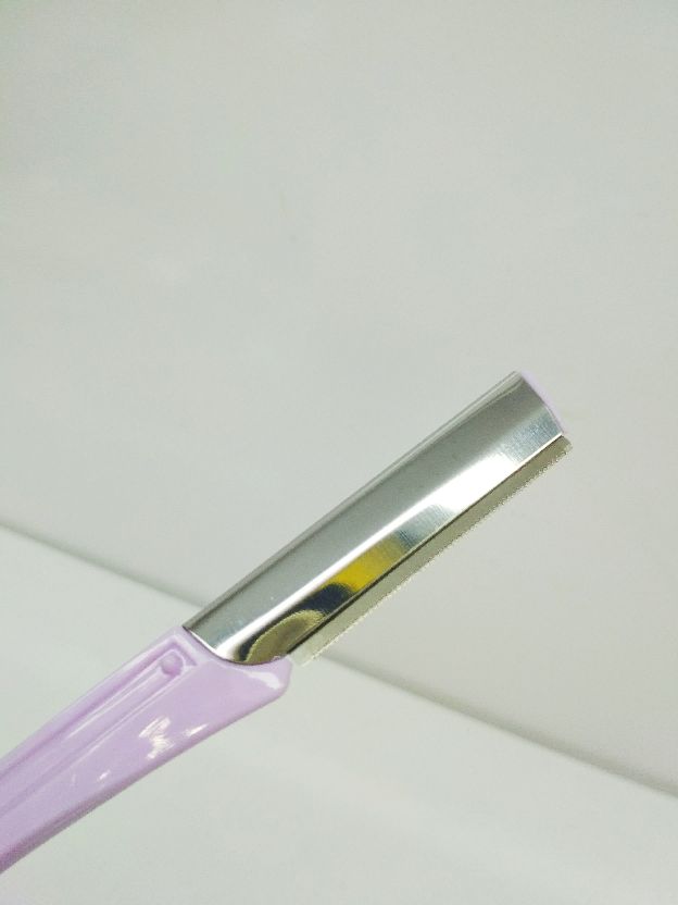 Eyebrow trimmer, safety belt, protective layer, eyebrow scraper Application Scenario