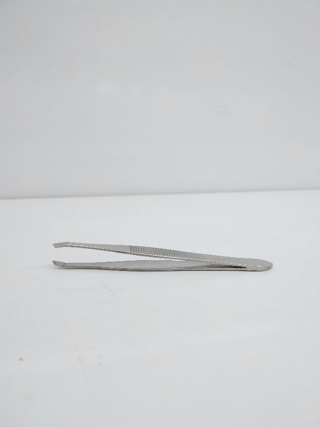 Young age, small tweezers, eyebrow plucking pliers, eyebrow tongs, eyebrow trimming pliers, eyebrow plucking pliers, beard plucking pliers, beard plucking pliers details Picture