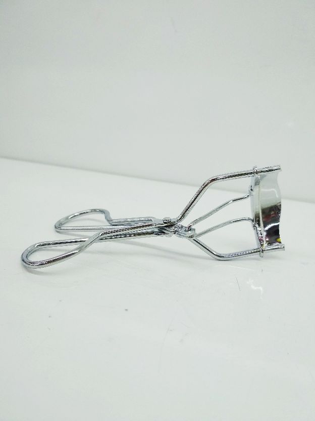 Beginner's eyelash curler, mini, long-lasting, portable eyelash curler that doesn't pinch eyelids, a makeup eyelash tool Application Scenario