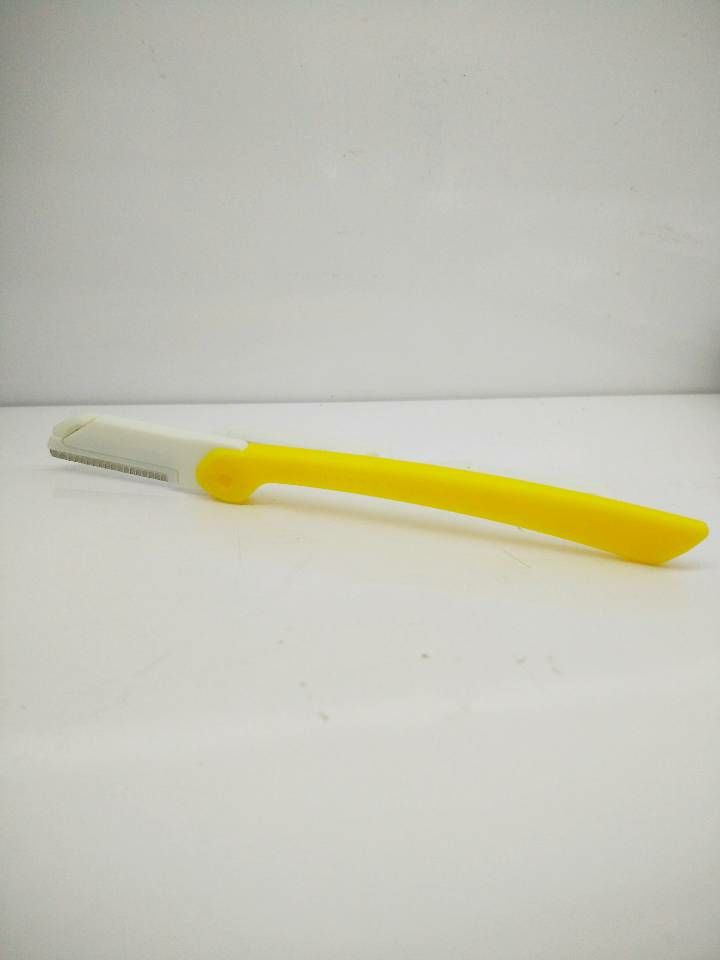 Folding eyebrow trimmer, safe and sharp, beginner eyebrow trimmer, novice eyebrow trimmer, female blade Application Scenario