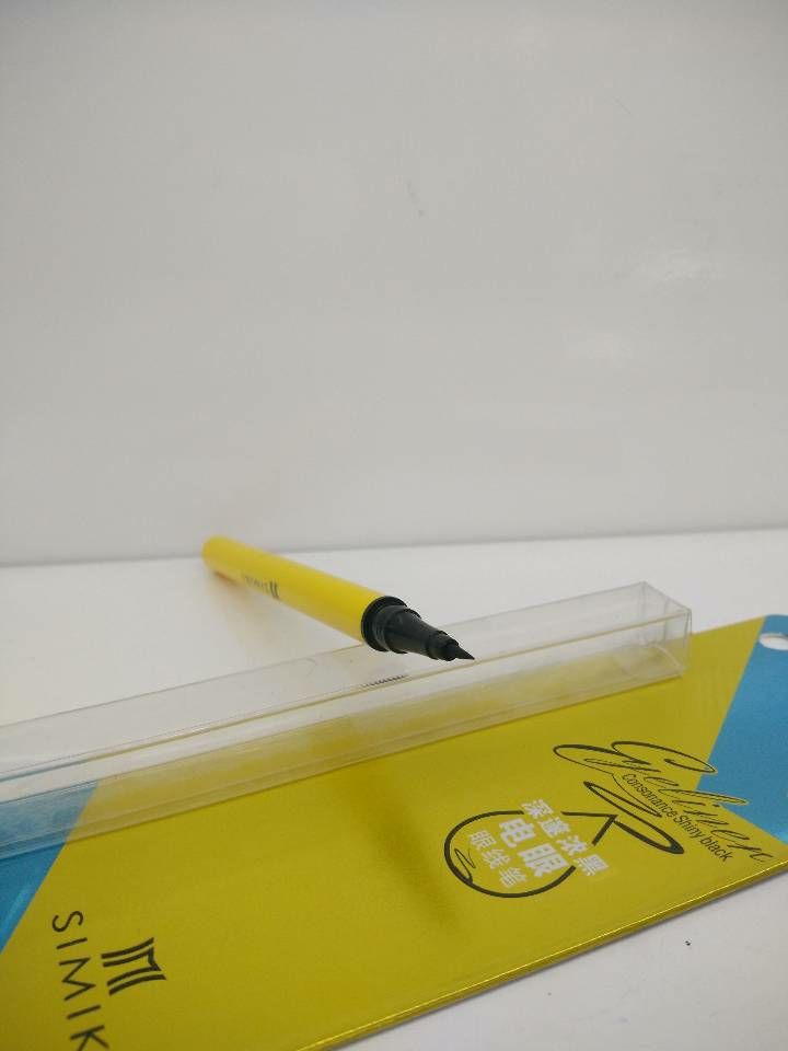 The eyeliner is deep, thick, black, smooth and continuous, lasting all day long details Picture