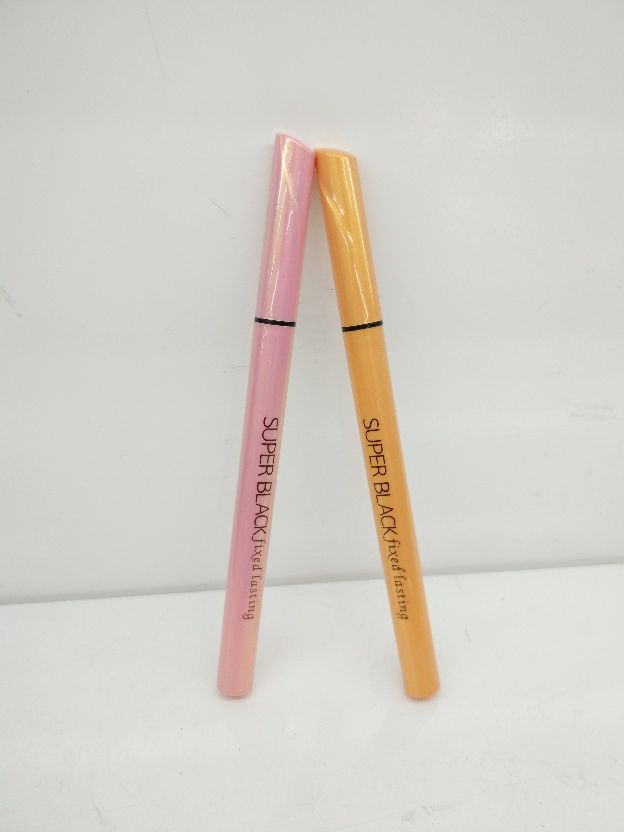 The eyeliner pen is clear, long-lasting, shiny black, waterproof, sweat-proof, does not smudge and has high color rendering details Picture