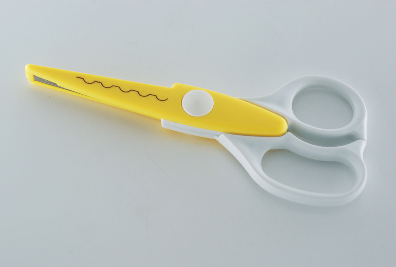 Penghao Safety Scissors, student art scissors, Children's handmade lace Scissors, 6 inches Application Scenario