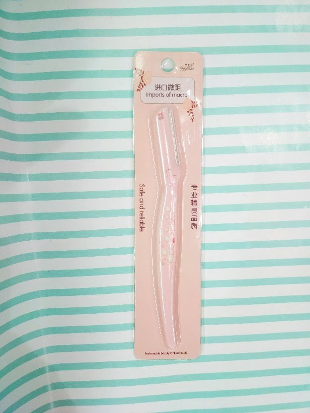 Foldable eyebrow trimmer for beginners, a safe and portable eyebrow trimmer blade for beginners