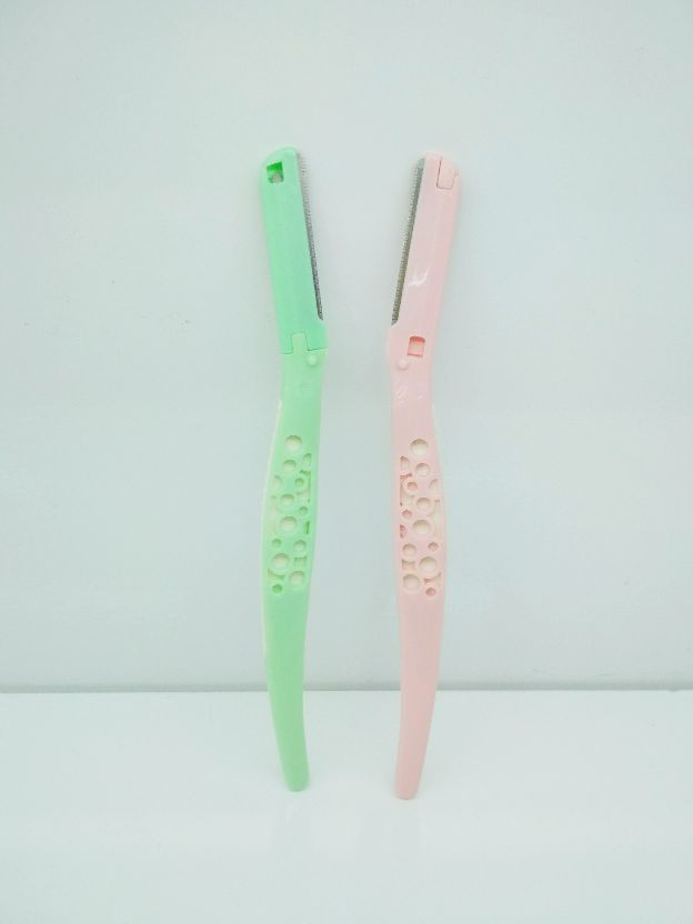 Foldable eyebrow trimmer for beginners, a safe and portable eyebrow trimmer blade for beginners details Picture