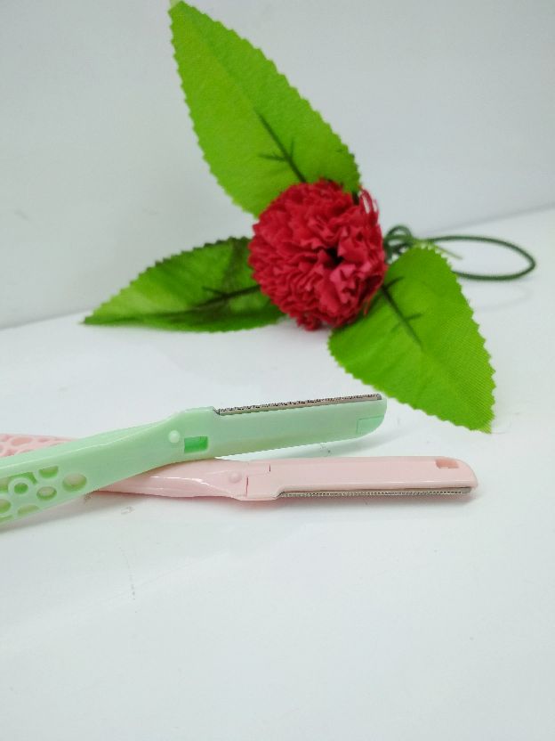 Foldable eyebrow trimmer for beginners, a safe and portable eyebrow trimmer blade for beginners Specification image