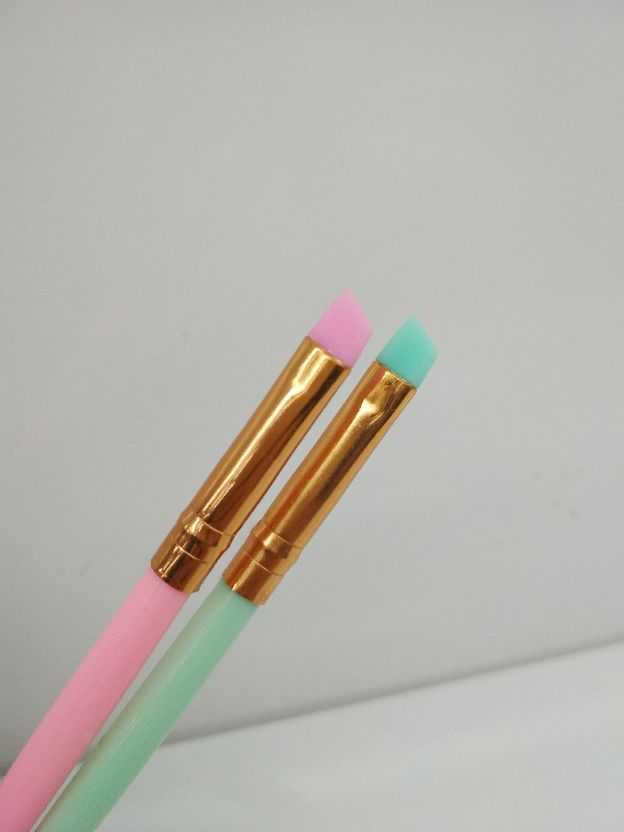 The fiber bristles of the Michelin beveled silicone brush head color naturally and easily stick to powder Specification image