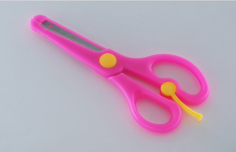 Penghao Dika student Scissors, domestic sales scissors, safe manual scissors, power-assisted spring scissors Application Scenario