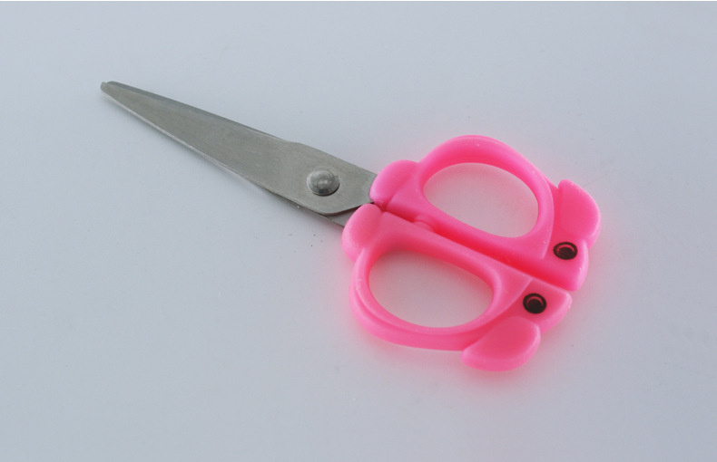 Children's color cartoon scissors, student scissors, safety scissors, art scissors, paper-cutting scissors Application Scenario