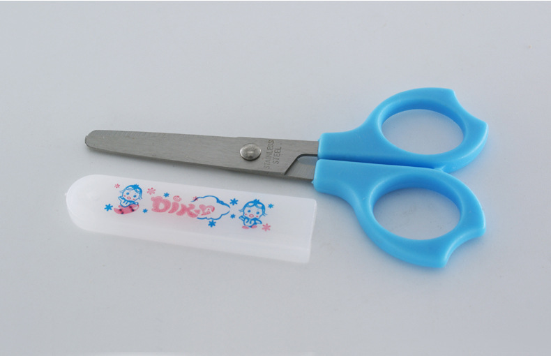 Penghao Children's Handmade Safe Office Small Scissors Art Design Paper-cutting Scissors Application Scenario