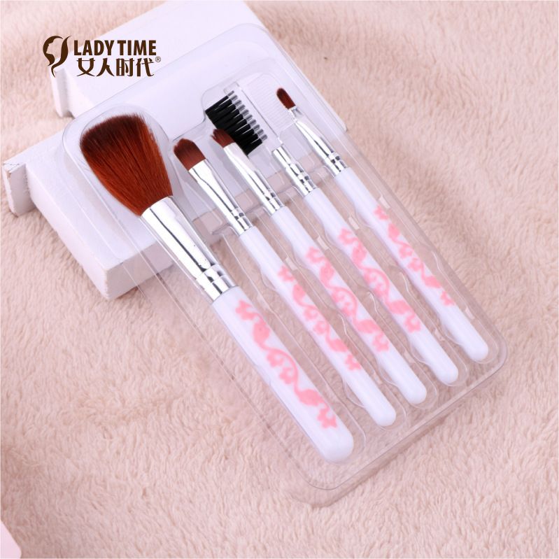 The five-piece set of Women's Era: makeup brush, honey powder brush, eyebrow brush, eyeshadow brush, lip brush, highlight profile brush, and makeup brush Application Scenario