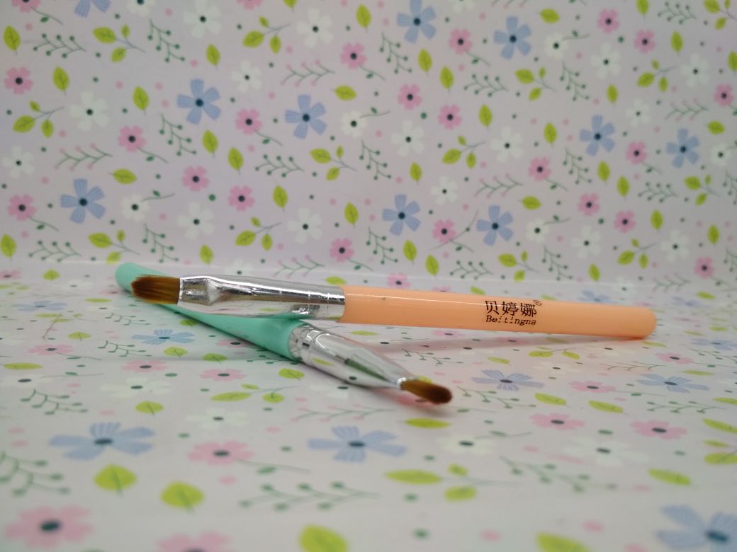 Betina Lip Brush Portable Lipstick Brush with Lid Lip Makeup Brush 2076 Application Scenario