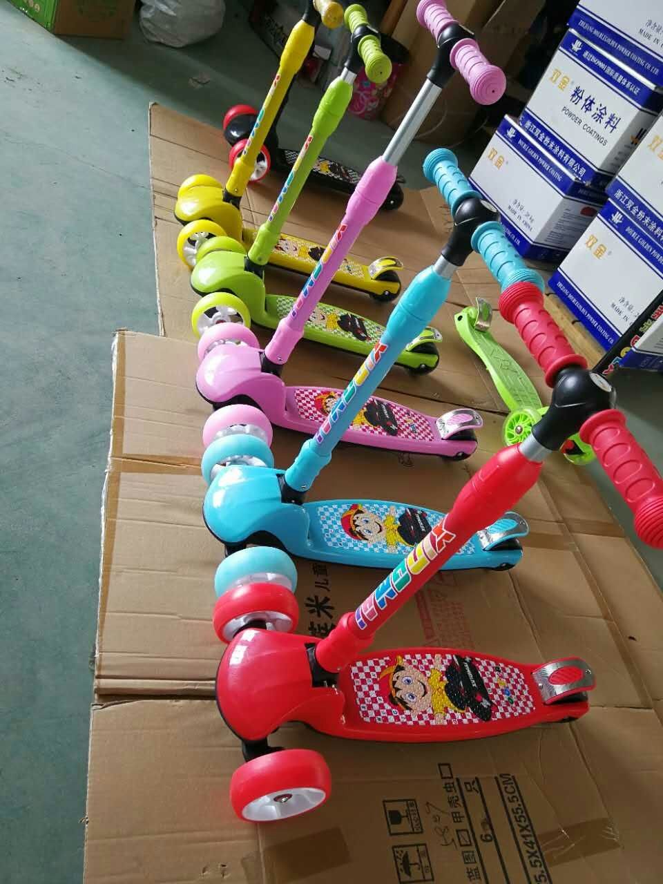 大米高 PU带灯轮 儿童四轮滑板车 颜色混装 质量上乘