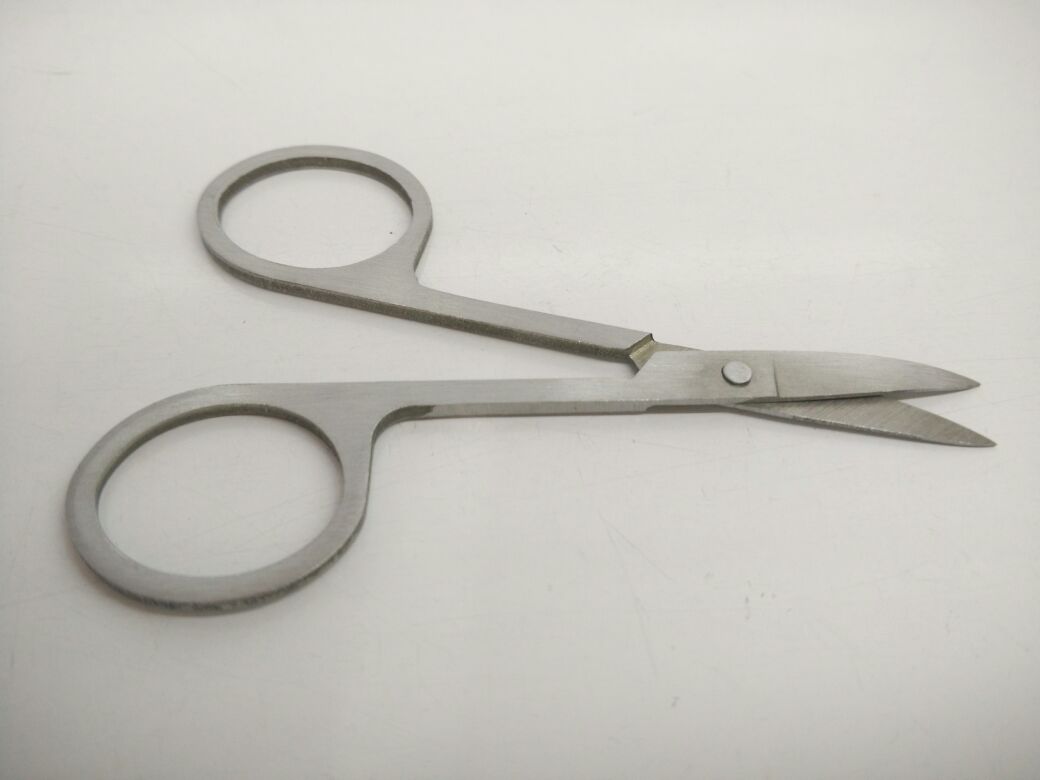 Michelin B015 Eyebrow clippers, stainless steel eyebrow clippers, pointed metal small clippers Application Scenario