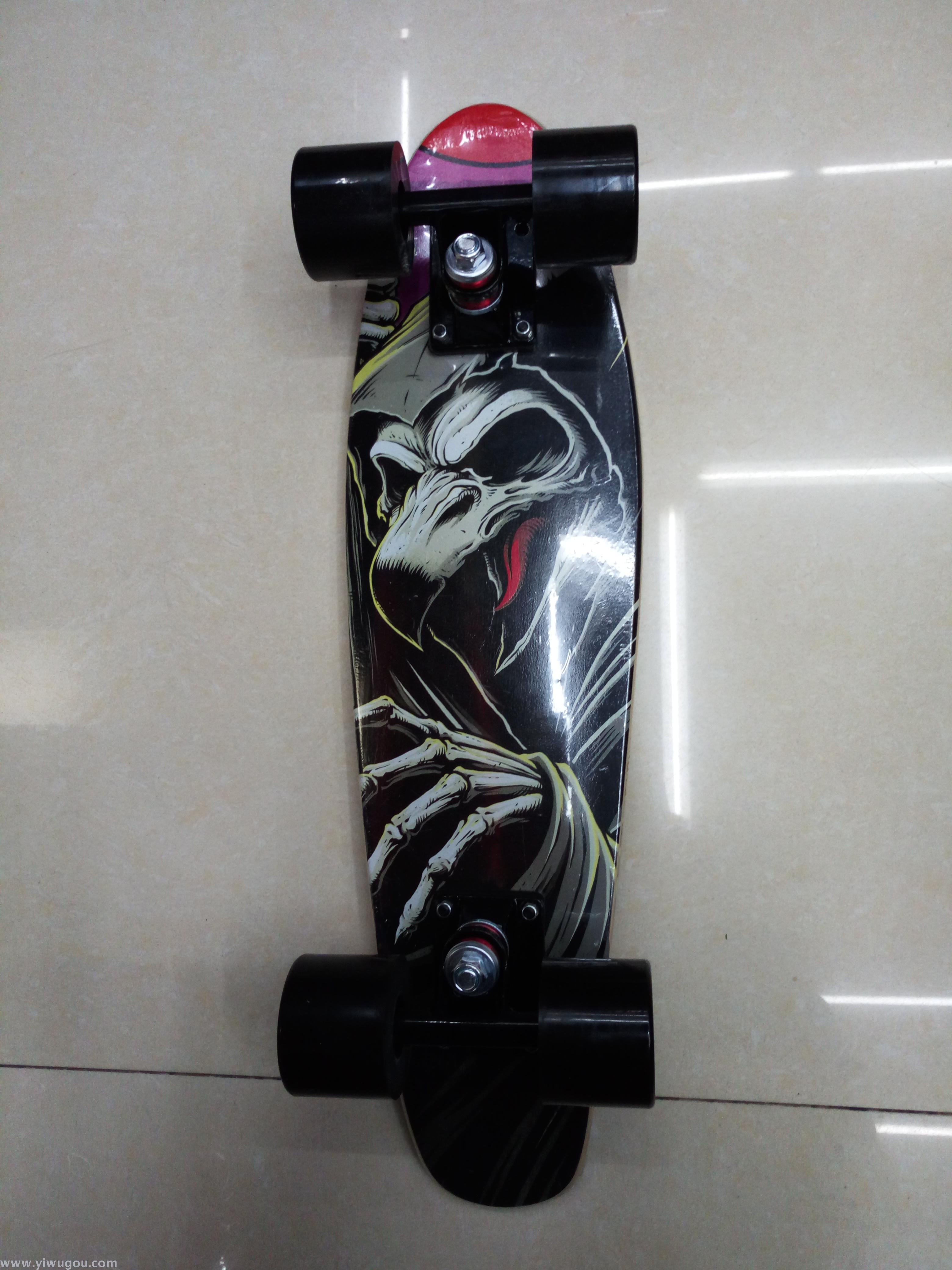 57X15.5cm Solid Wood Fish Shaped Skateboard Single Warp Pu Large Wheel Aluminum Alloy Bracket Application Scenario