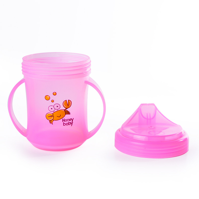 Производитель расставляет детские чашки для всасывания воды из пластиковых стаканчиков для детей details Picture