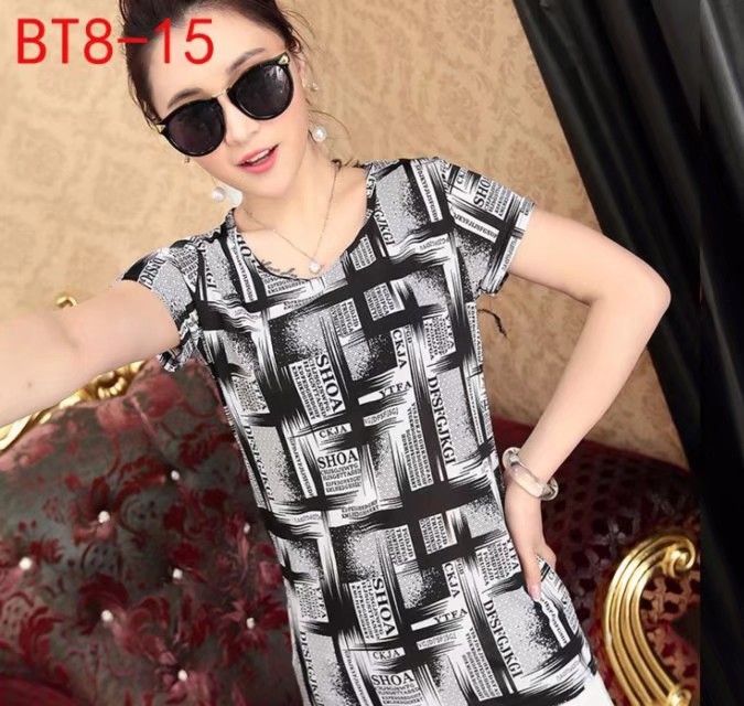 Summer's new women's short-sleeved ice silk floral slim body T-shirt as a base layer, with a student top worn over it details Picture