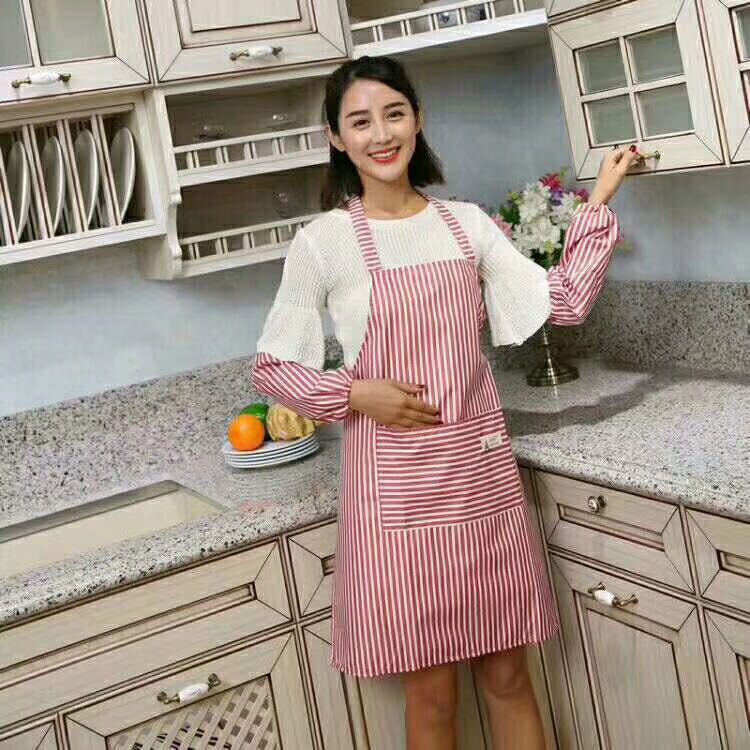 Vertical striped waterproof apron with sleeve covers Application Scenario