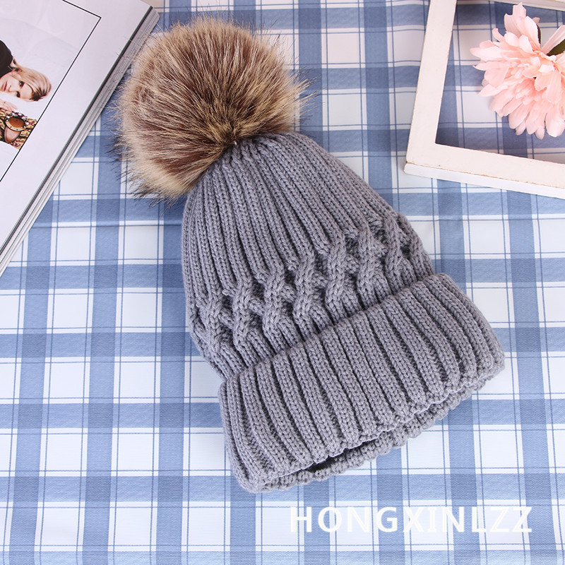 New Korean outdoor knitted cap, solid color with pom-poms, winter woolen cap, thickened warm hat in stock for wholesale Application Scenario