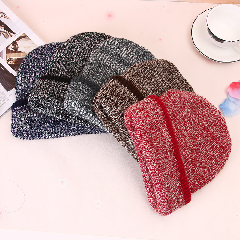 Wholesale of autumn and winter fleece knitted hats for men and women in mixed colors with flanged edges, warm and fashionable Korean-style knitted hats with rolled edges for women