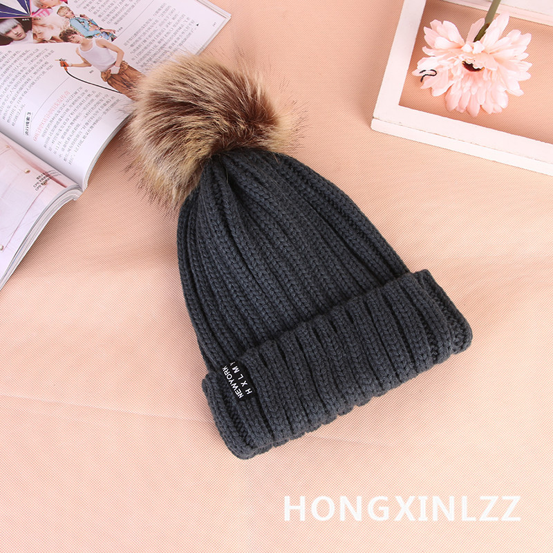 Wholesale of new Korean style autumn and winter thickened woolen caps for women with rolled edges and fashionable wool balls Application Scenario