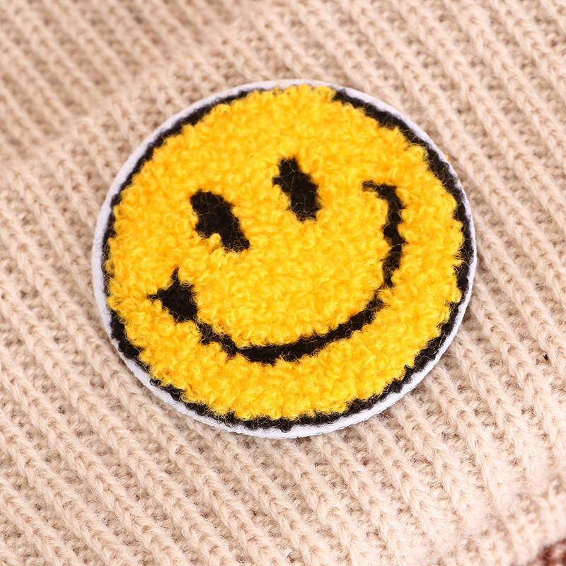 Woolen hats, thick pullover caps for both men and women, with flanged smiling faces and labels, wholesale for students Application Scenario
