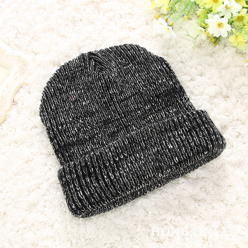 Wholesale of thickened knitted caps for men and women in mixed colors, new Korean style autumn and winter multi-color warm knitted caps Application Scenario
