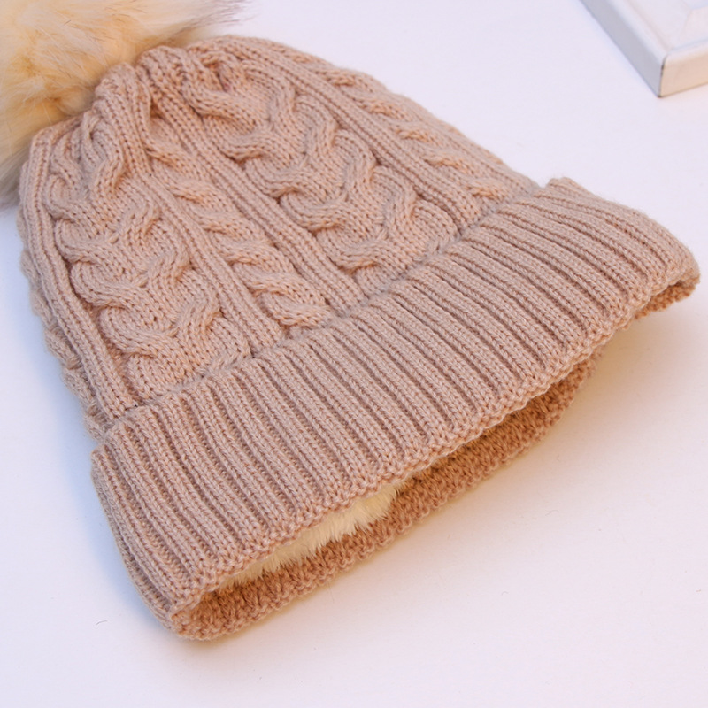 Autumn and winter large woolen ball thickened and fleece double-layer woolen outdoor knitted hat accessories in stock, female style and student wholesale Application Scenario