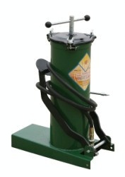 Foot-operated grease injector, foot-operated grease gun, high-pressure mechanical vehicle oil injector Application Scenario