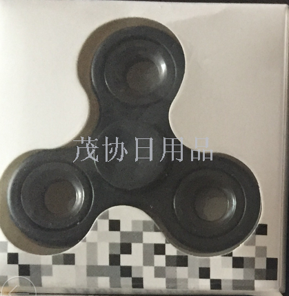 Refers to the gyro fingertip gyro decompression between the fingers spiral triangle gyro toy TV shopping