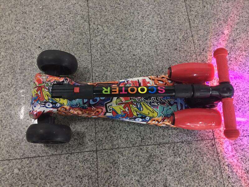 Children's Scooters 3-12 Years Old Slide Scooters Flash Music Spray Scooters details Picture