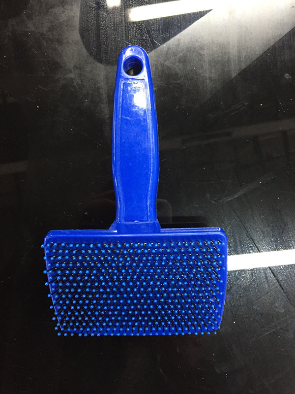 Direct sales and wholesale of plastic and nylon combs for pets from pet supplies manufacturers Application Scenario