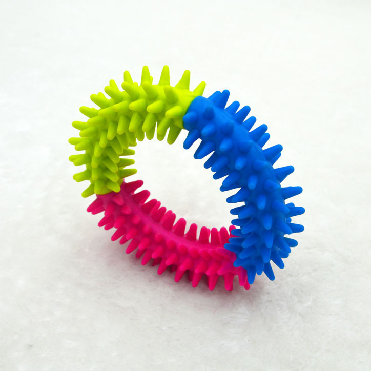 TPR rubber pet supplies, scratch-resistant dog toys, non-toxic and environmentally friendly pet toys, three-color spines, dog teething and biting toys, three-color Application Scenario