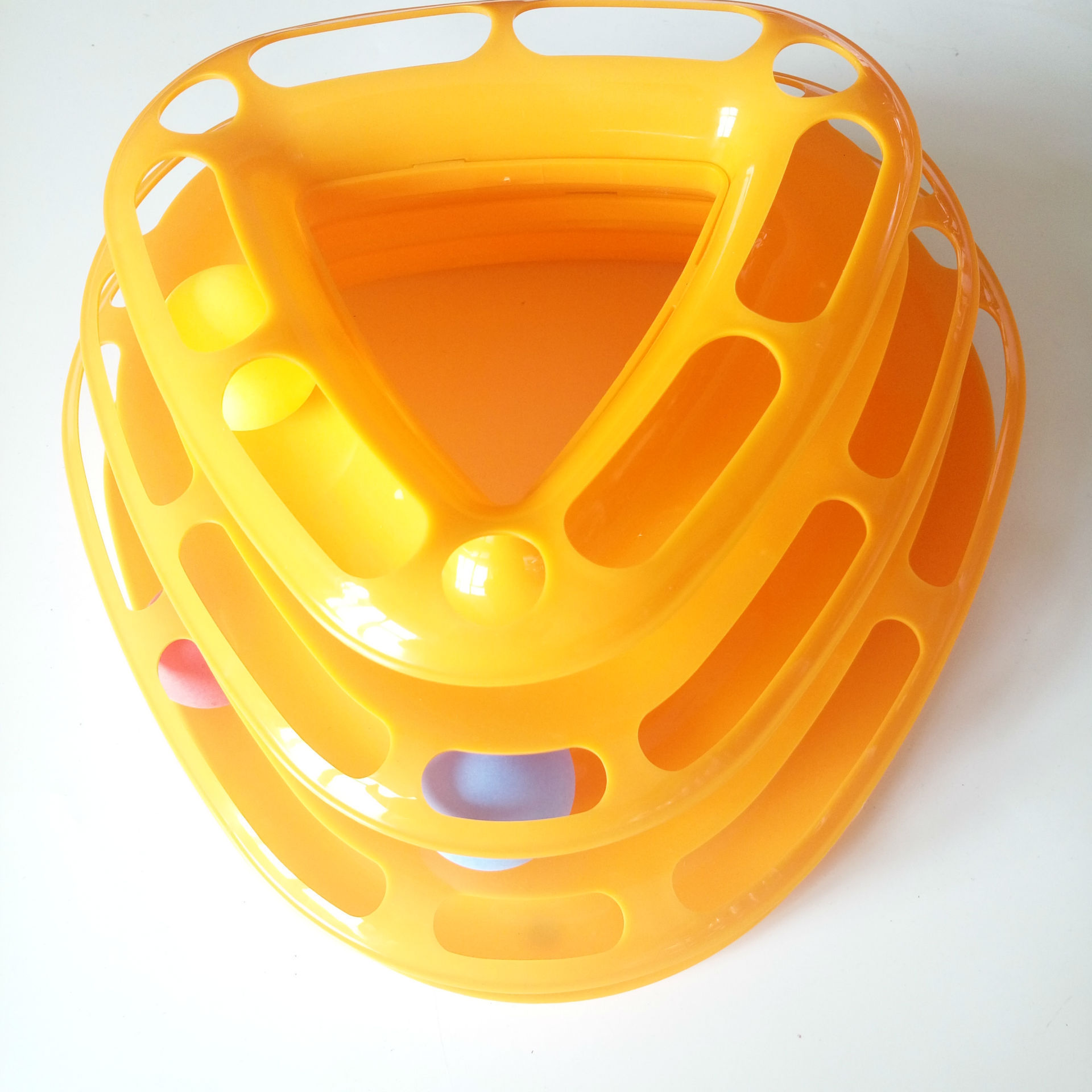 Wholesale of cat educational toys, triangular three-layer play discs, cat toys, cat play turntables, pet supplies Application Scenario