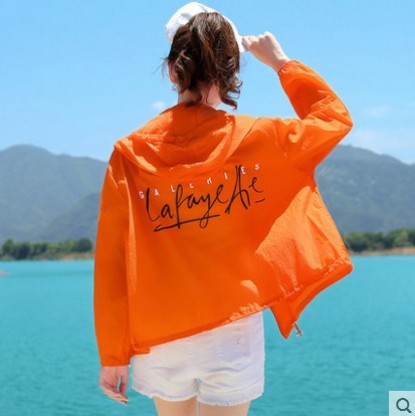 Women's hooded print light sun-protective short coat on the beach