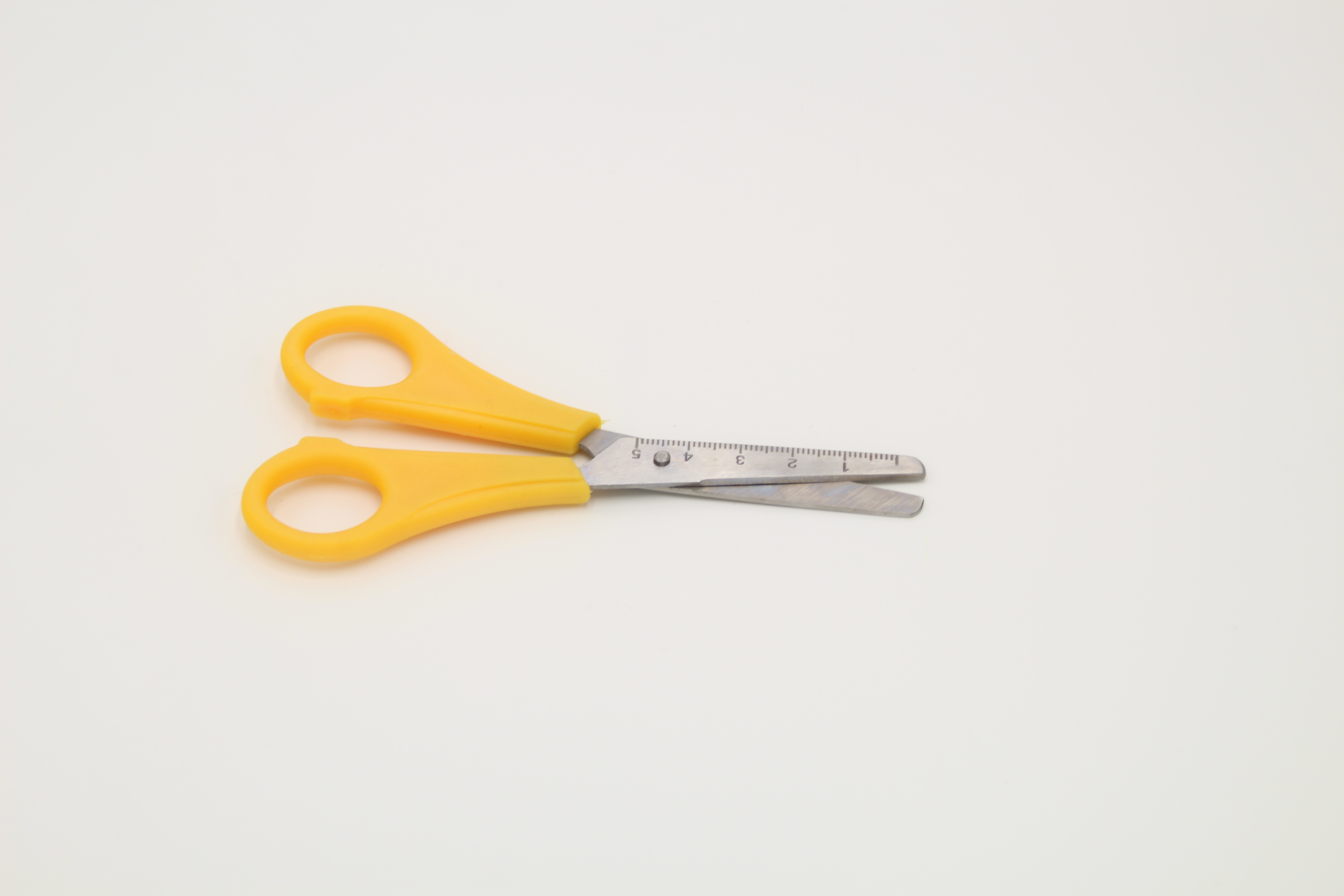 Students cut office scissors, paper-cutting knives and plastic scissors Application Scenario
