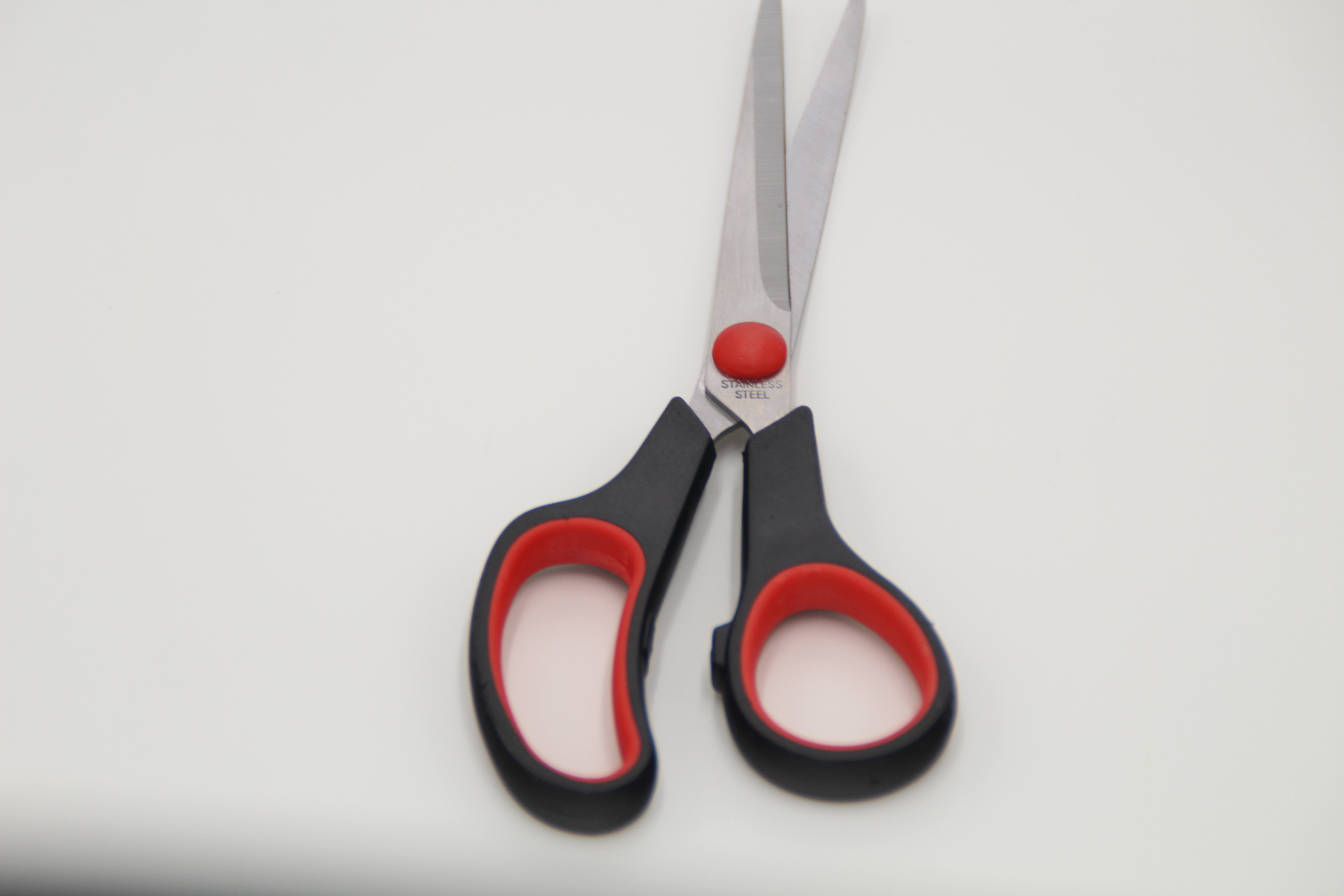 High-end stainless steel scissors, office scissors, paper-cutting knives, student scissors, rubber and plastic scissors Application Scenario