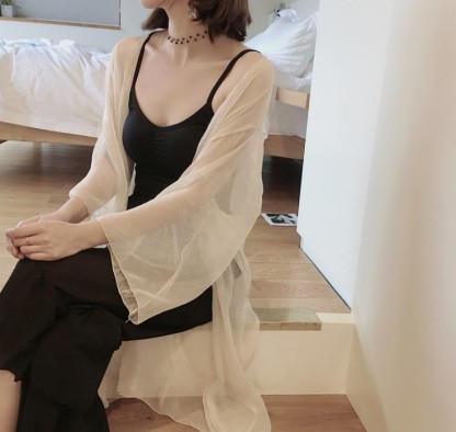 Wanwan's same style sun-protective clothing, flared sleeve see-through shirt, chiffon retro long cardigan, with an extended version worn over it Application Scenario