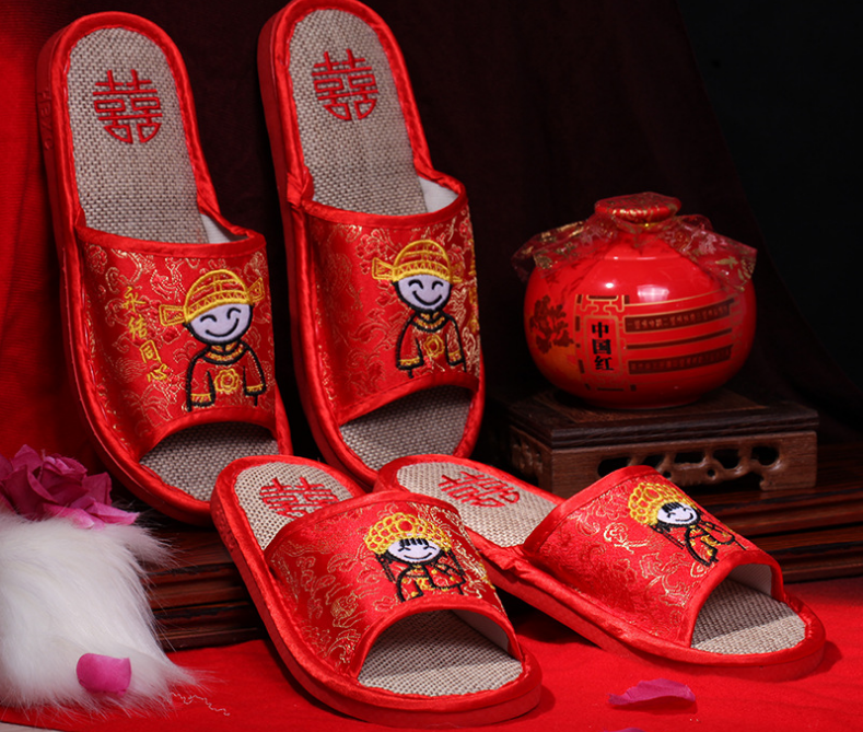 Wedding supplies, couple slippers, embroidered couple husband and wife red slippers, wholesale festive items Specification image