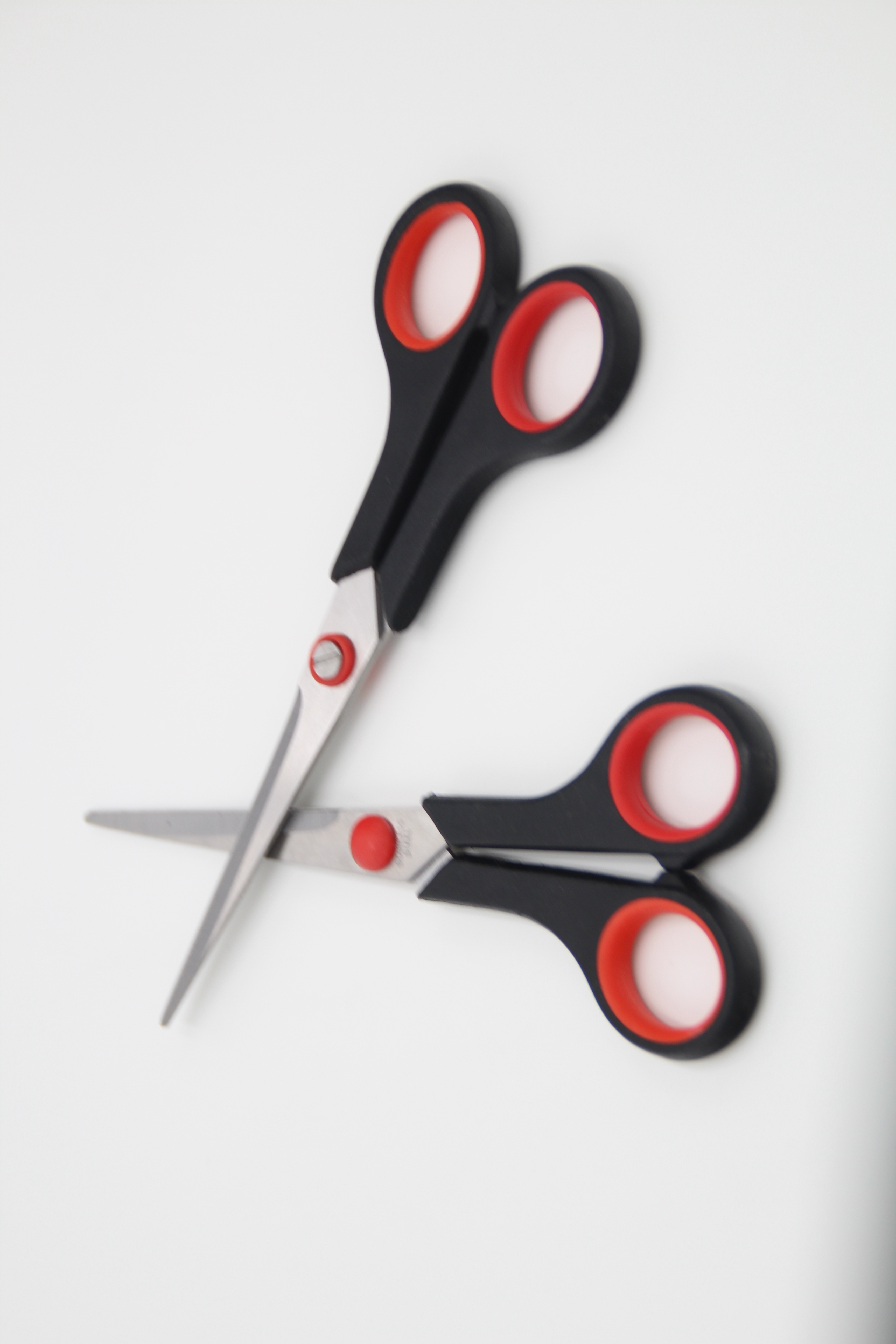 Office and study supplies: Office scissors, student scissors, learning to cut lace, fabric, teeth, and utility knives Application Scenario