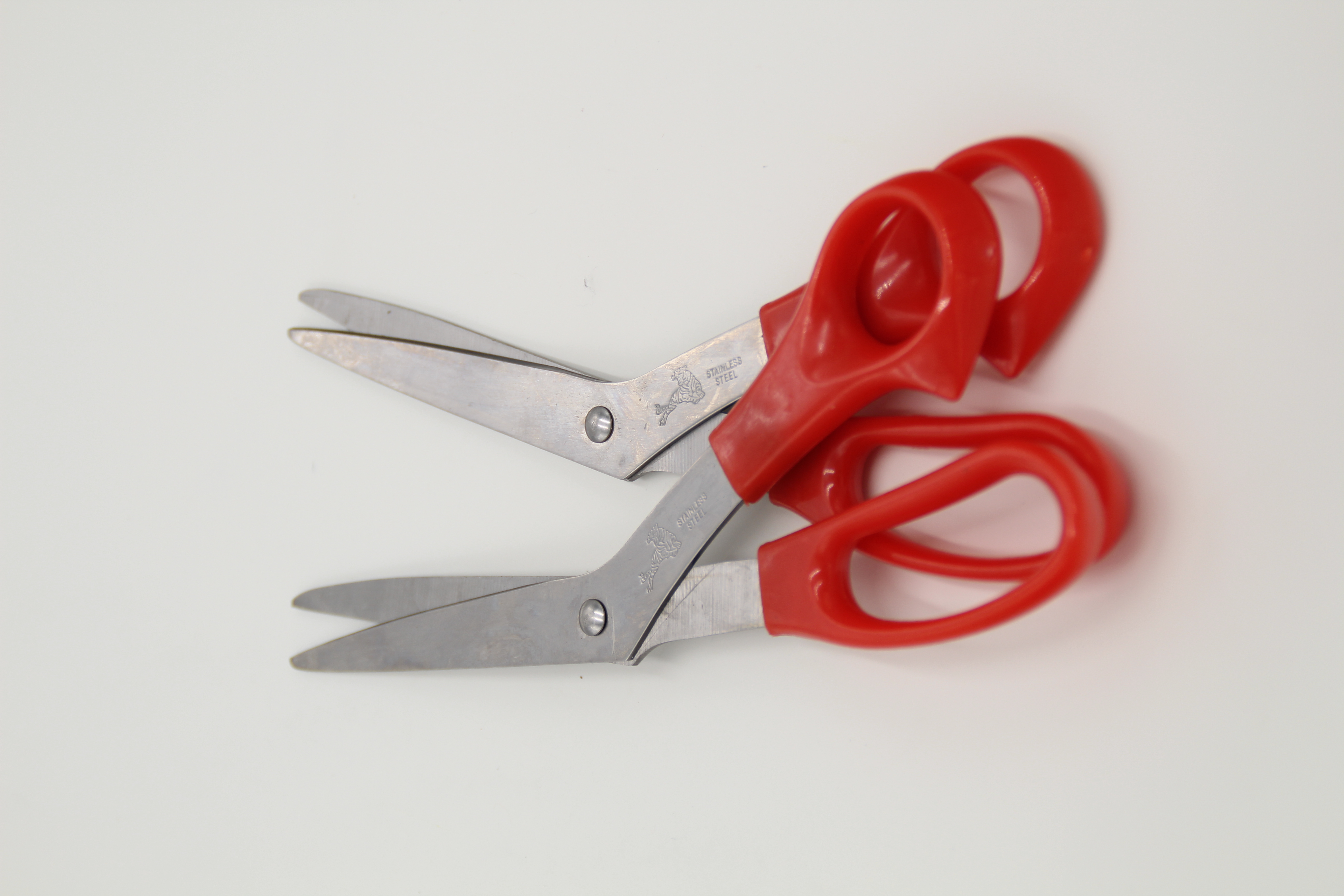 Scissors, scissors, scissors, office and study supplies, office scissors, student scissors, learning to cut lace, cut fabric, cut teeth, cut utility knives Application Scenario
