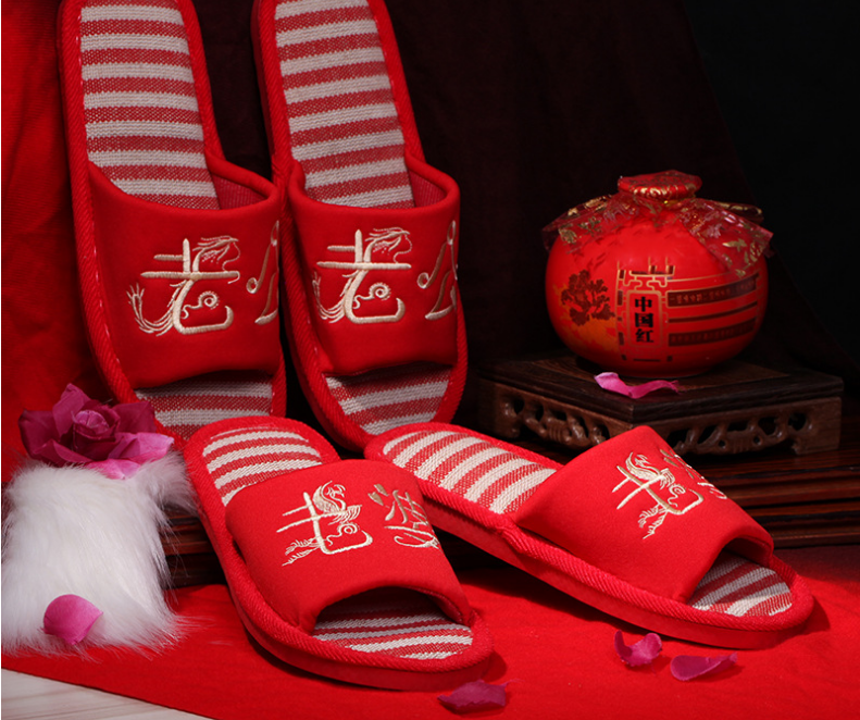 Wedding supplies, couple slippers, embroidered couple husband and wife red slippers, wholesale festive items Application Scenario