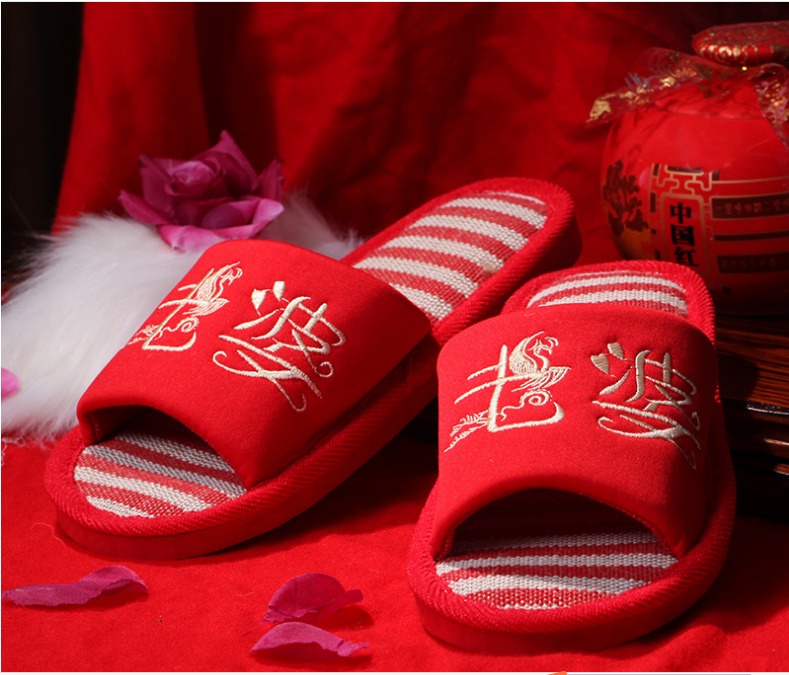 Wedding supplies, couple slippers, embroidered couple husband and wife red slippers, wholesale festive items Specification image