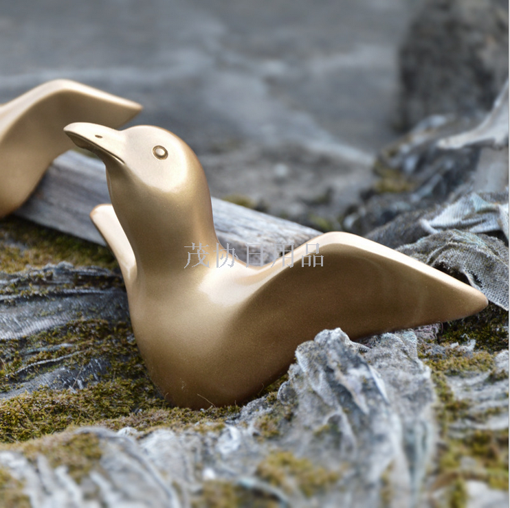 European-style creative seagull wall hooks, three-dimensional decorative coat hooks, wall coat and hat hooks, home decoration handicrafts Application Scenario